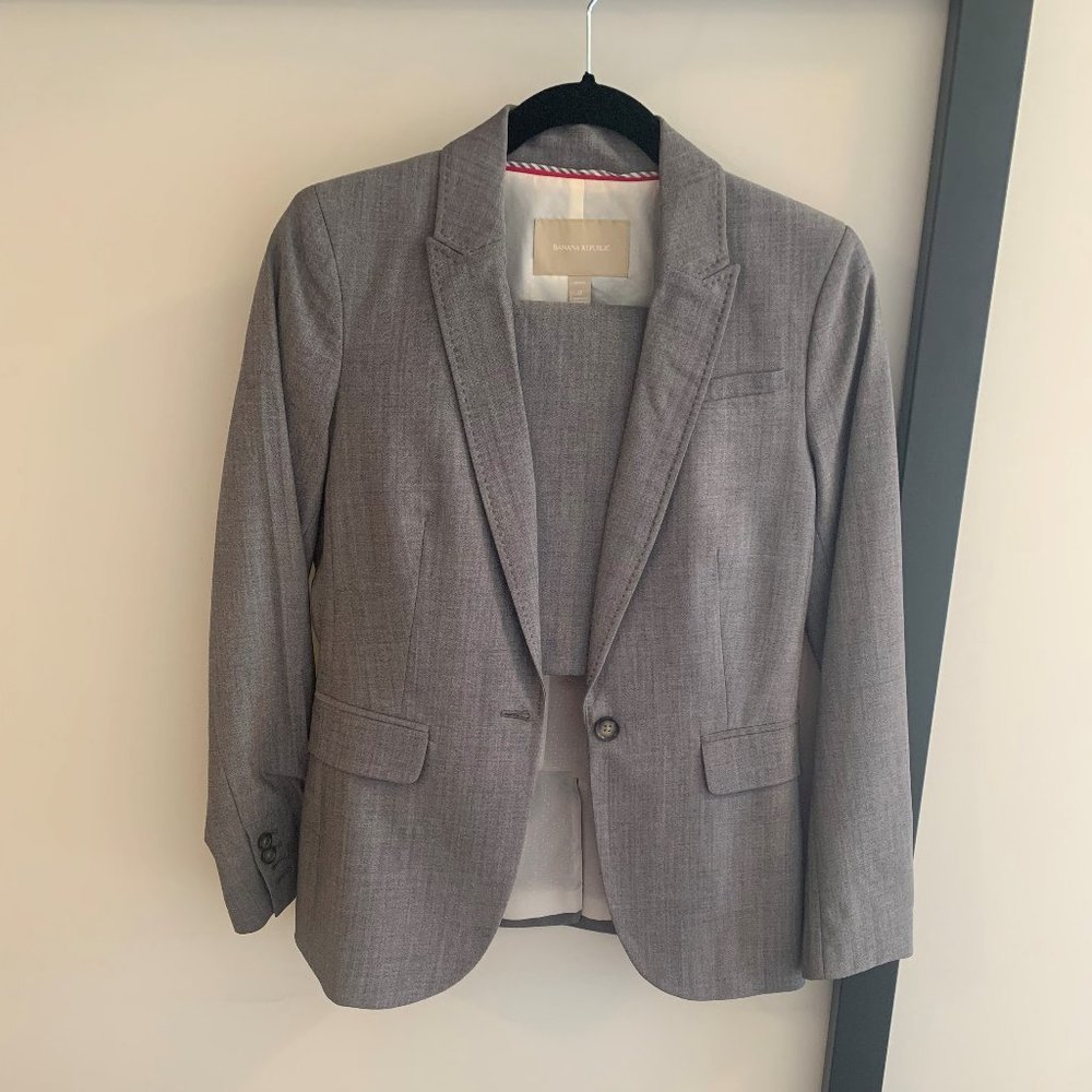 Skirt suit